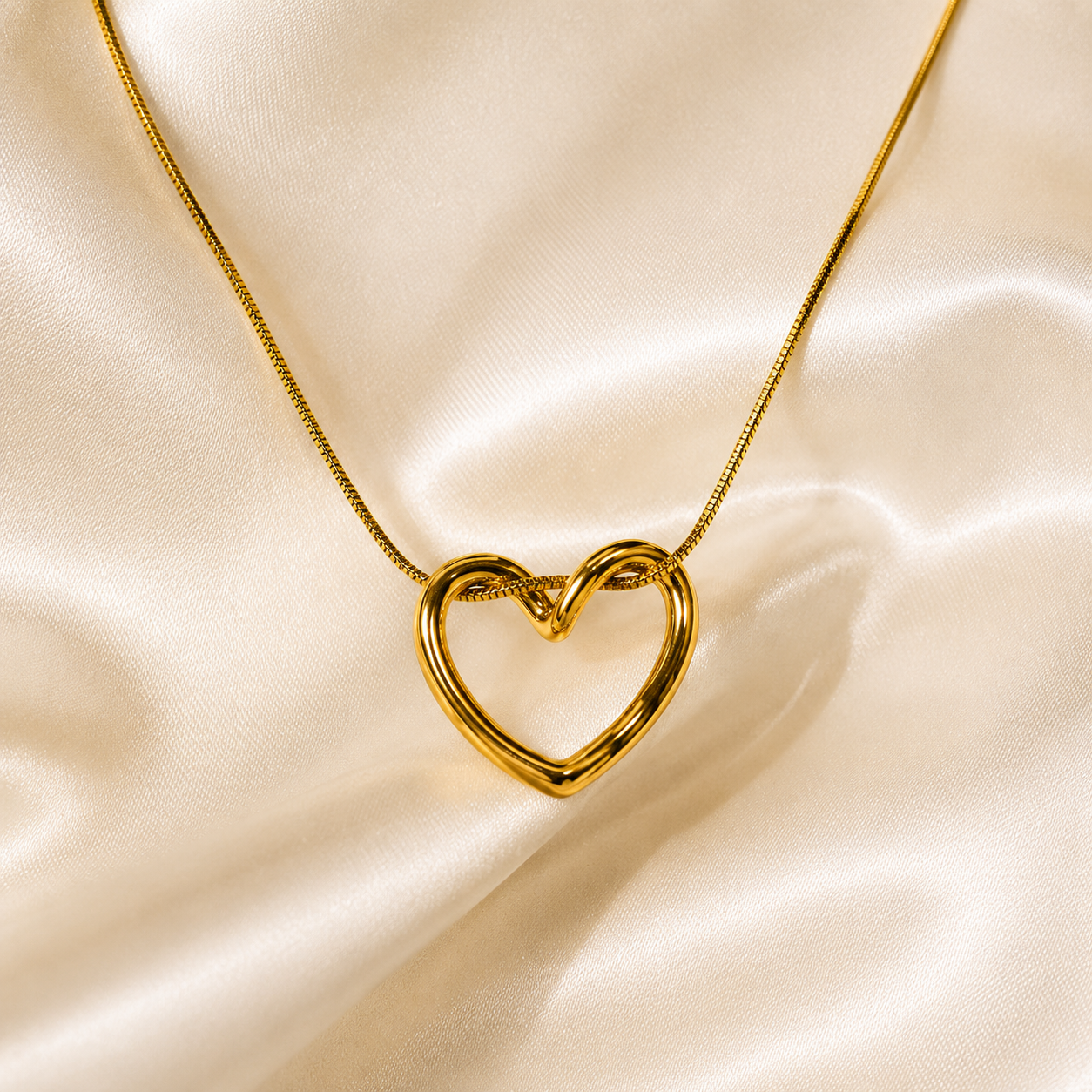 QUEEN'S HEART NECKLACE