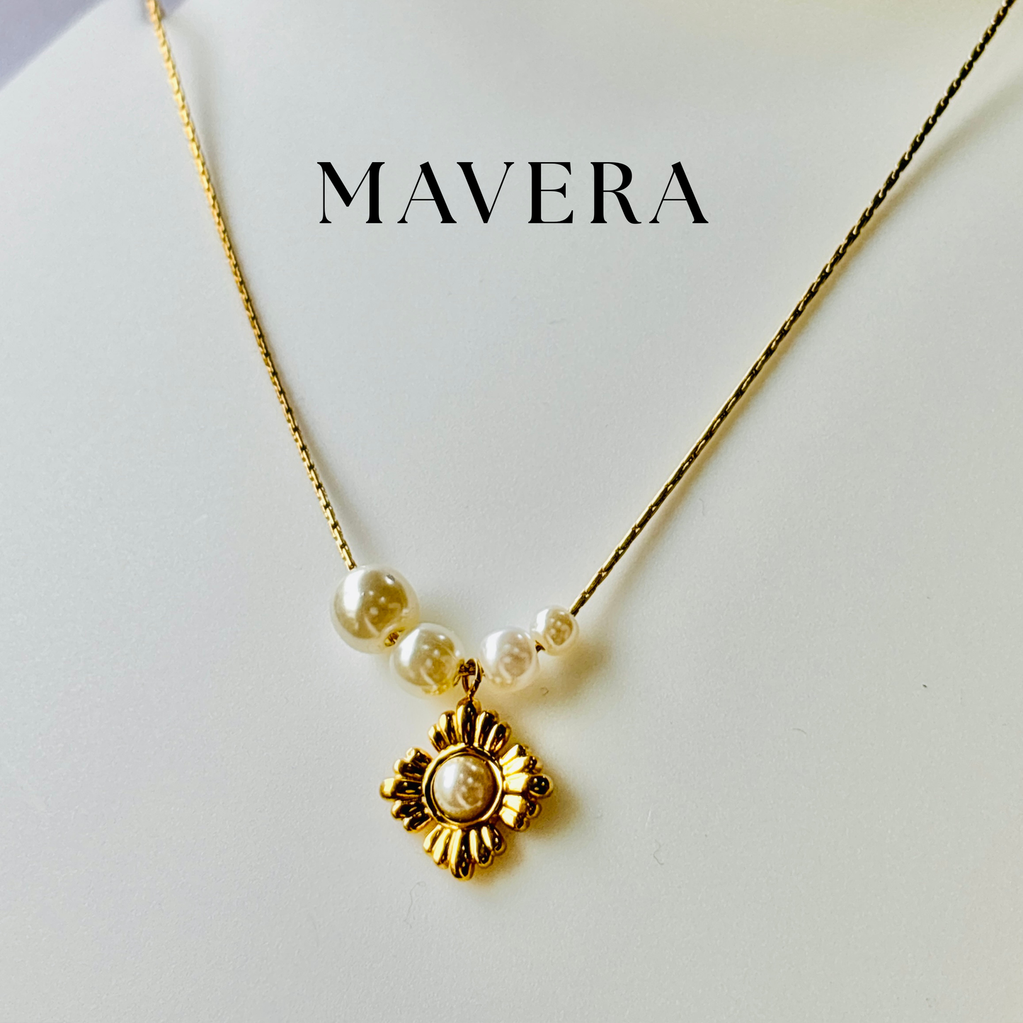 GOLD PEARLS CURVE NECKLACE