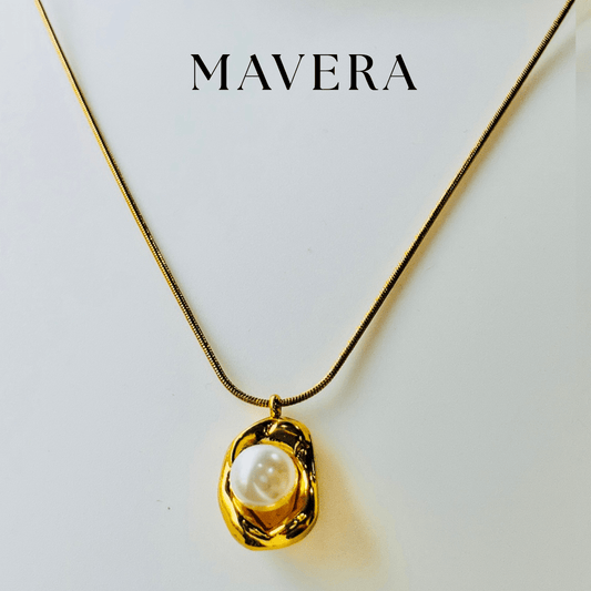 QUEEN'S WHITE NECKLACE