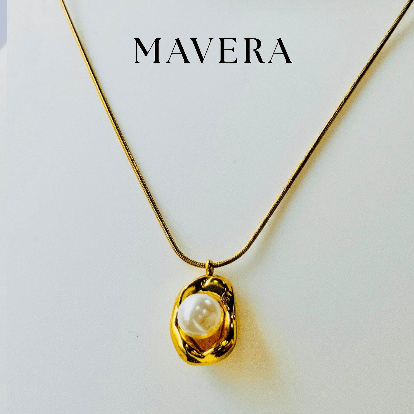 QUEEN'S WHITE NECKLACE