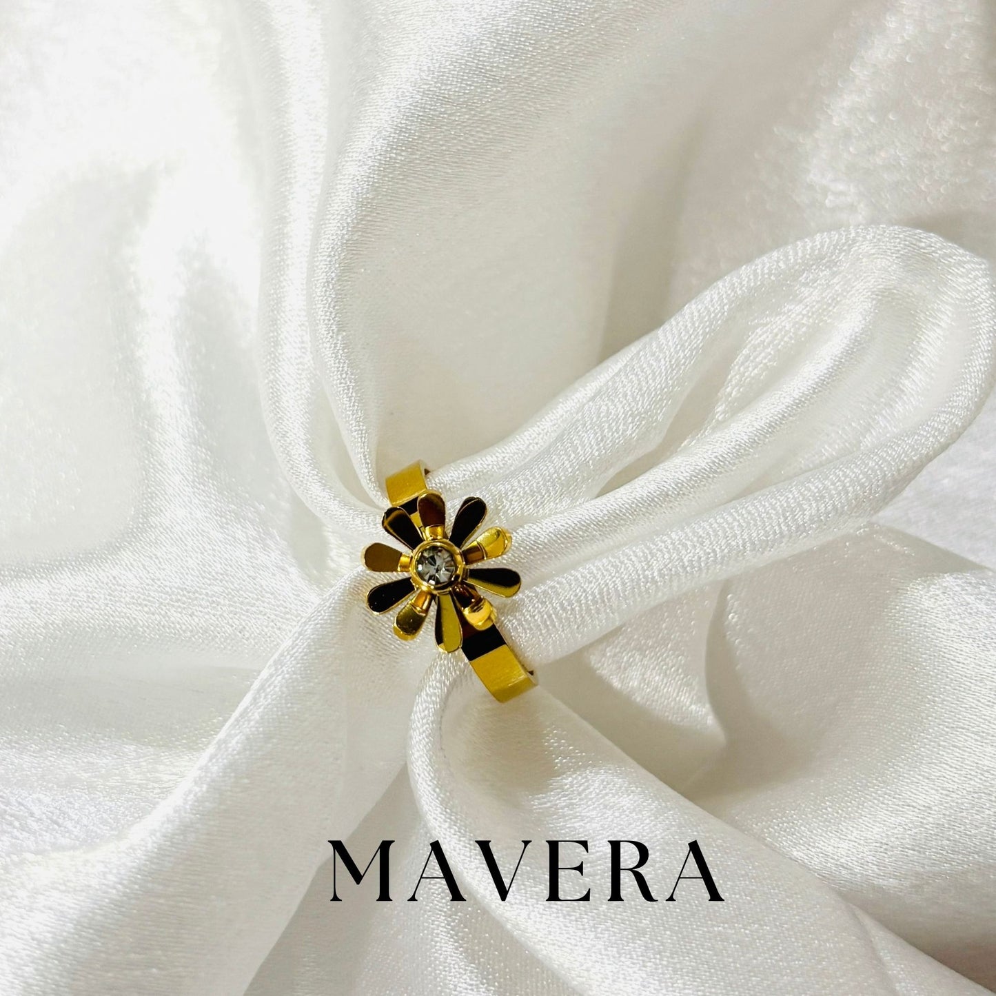 WHITE LUXE RING